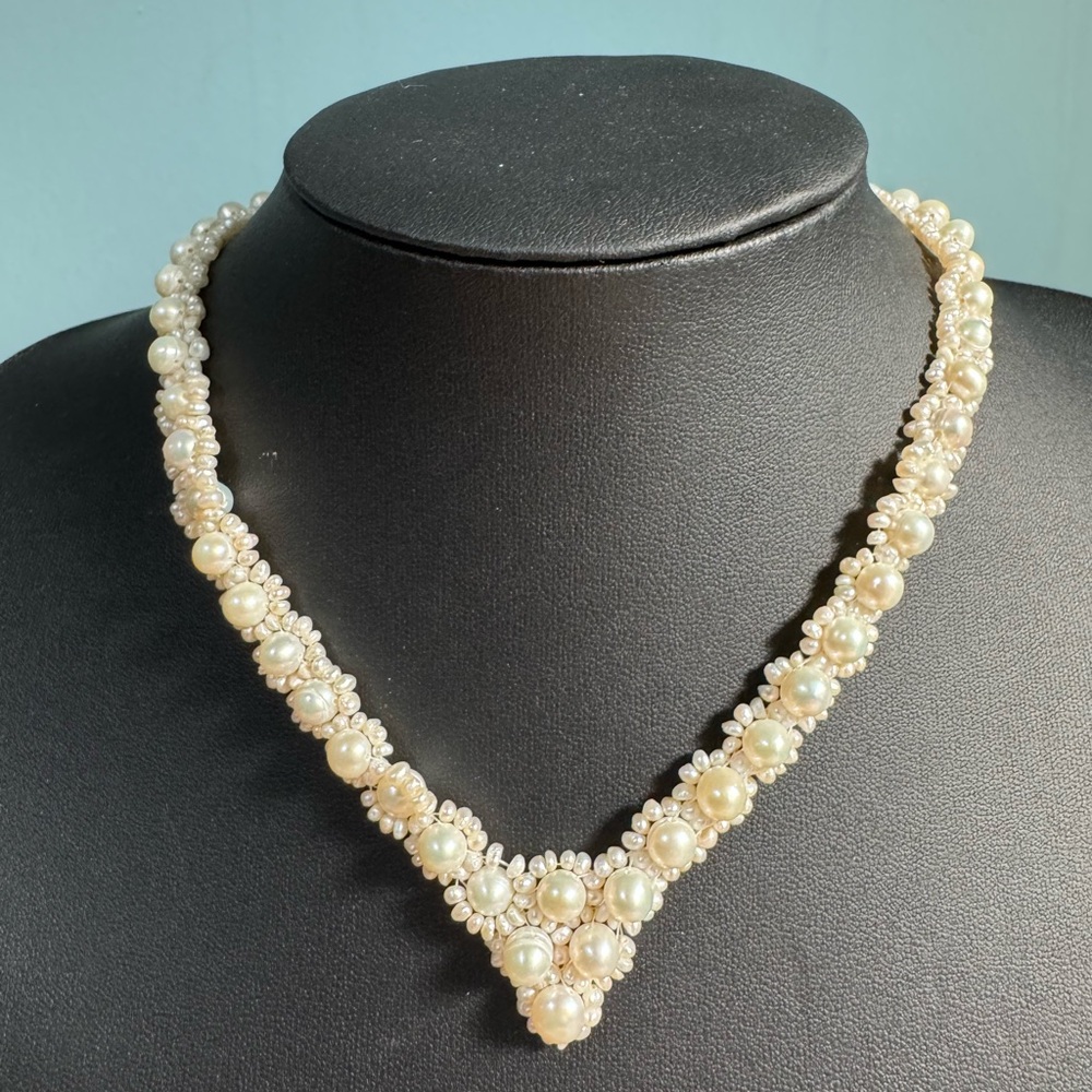 Vintage v-shaped pearl necklace.